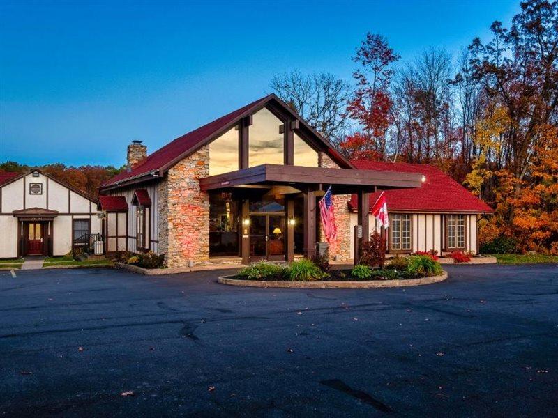 Red Roof Inn & Suites Hazleton Exterior photo