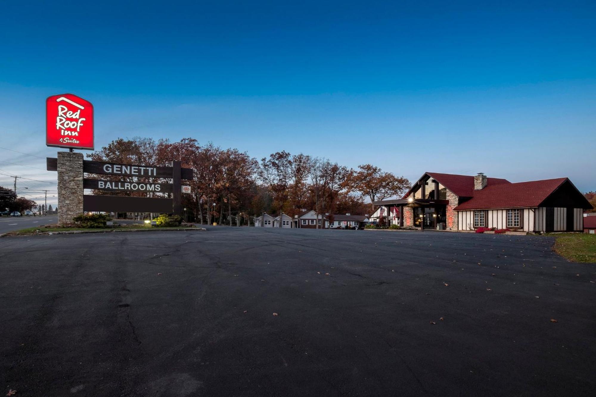 Red Roof Inn & Suites Hazleton Exterior photo